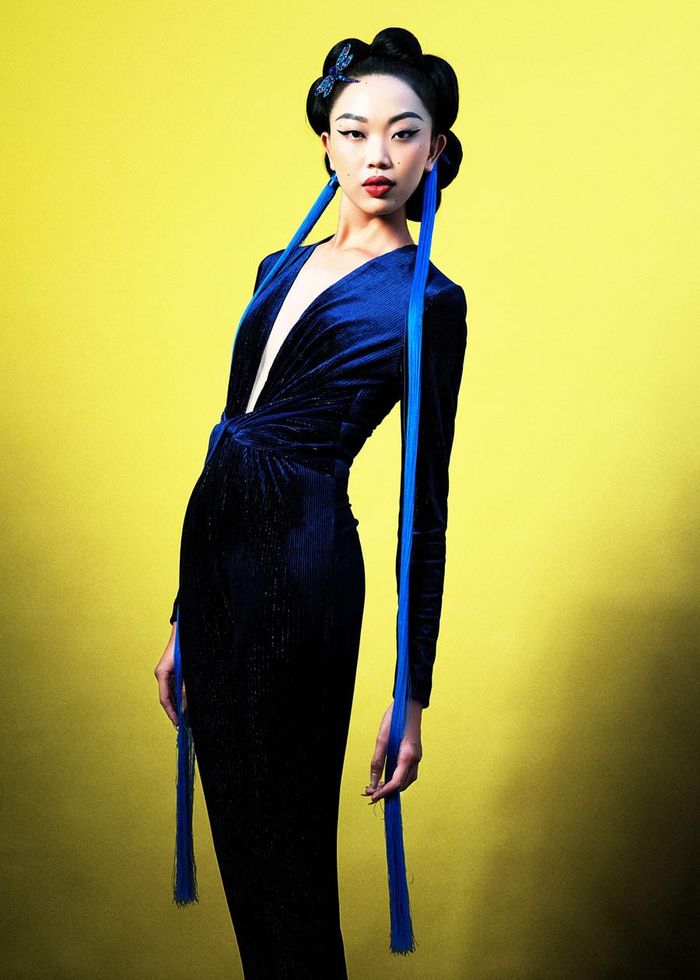 Bộ sưu tập đa dạng trong phom dáng, từ váy xòe, jumpsuit đến áo dài. Để tình yêu dành cho giá trị truyền thống, bản sắc dân tộc được thăng hoa một cách trọn vẹn, Phan Anh Tuấn tập trung sử dụng những chất liệu như lụa tơ tằm, vải gấm hoa, vải đũi dệt.