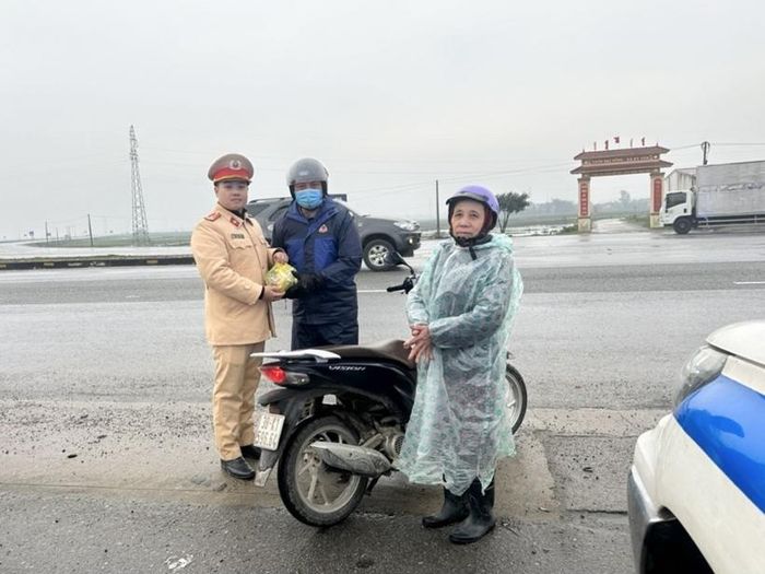  Rất đông bà con xa quê về ăn Tết bằng xe máy. 