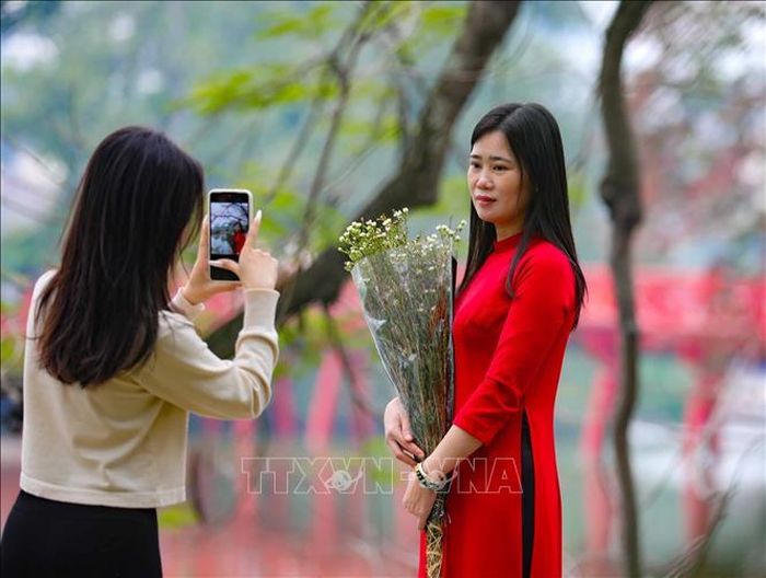 Cùng ngắm cảnh, chụp ảnh bên cầu Thê Húc dưới tiết trời vào xuân.