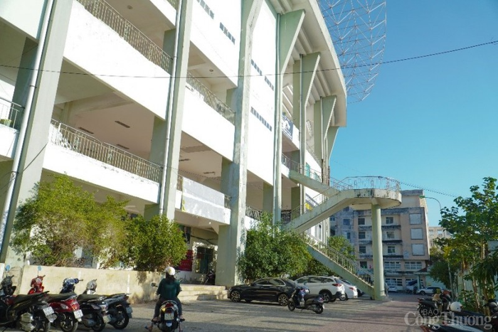 Ban quản lý dự án của Tập đoàn Thiên Thanh hiện đang quản lý sân vận động, tuy nhiên người lạ có thể ra vào sân vận động này thoải mái mà không thấy bóng dáng bảo vệ phía Tập đoàn.