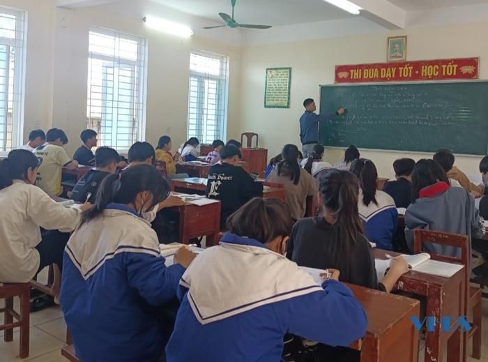 Tiết dạy Hóa của thầy Trương Công Giáo với học sinh lớp 8B Trường THCS Yên Thọ. Ảnh: Vi An