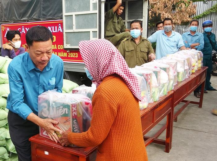Công ty TNHH Liên doanh Antraco tặng quà Tết