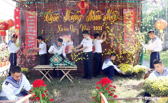 Thủ trưởng, cán bộ chiến sĩ Trung tâm Bảo đảm kỹ thuật tham gia trang trí khu tiểu cảnh chuẩn bị đón Xuân