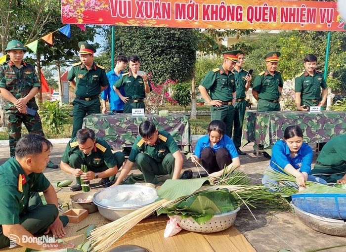 Cán bộ, học viên Trường Hạ sĩ quan xe tăng I, đóng tại H.Long Thành tham gia hội thi gói bánh chưng mừng Xuân Quý Mão - Ảnh Văn Sơn
