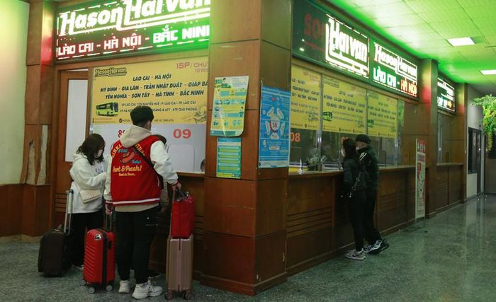 Hành khách tăng so với ngày thường nhưng không xảy ra tình trạng chen chúc xếp hàng chờ lấy vé.