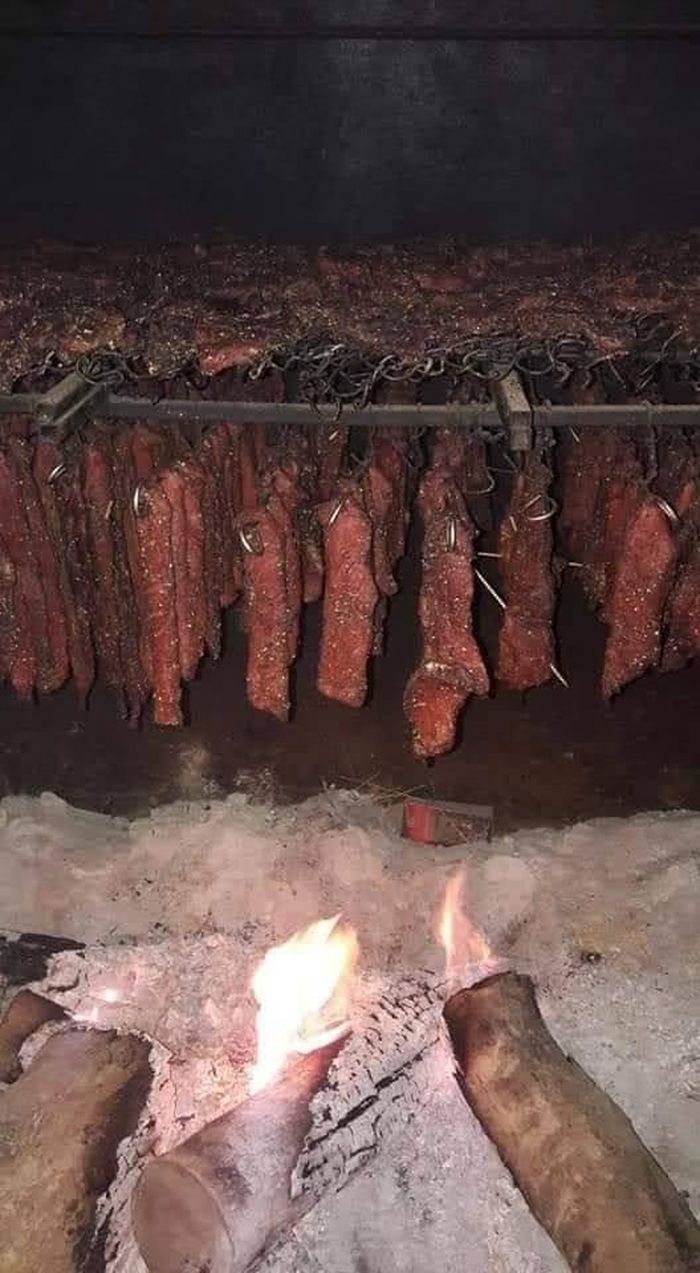  Trải qua nhiều công đoạn chế biến phức tạp, thịt bò giàng (thịt bò gác bếp) mới được hoàn thành và cho ra loại thịt có vị đậm đà. 