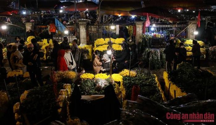 Chợ hoa Quảng An là chợ đầu mối cung cấp các loại hoa cho các cửa hàng và vùng lân cận. Giá hoa ở đây nếu mua lẻ sẽ đắt hơn ở chợ bình thường nhưng rất rẻ nếu mua với số lượng lớn và hoa ở đây cũng rất đẹp và tươi.