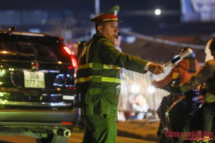 Ngay từ ngày ông Công ông Táo, Công an phường Quảng An đã trực phân làn giao thông, giải tỏa ách tắc tại khu vực chợ hoa. Và lần đầu tiên trong suốt rất nhiều năm, hiện tượng ách tắc không xảy ra tại khu vực này.