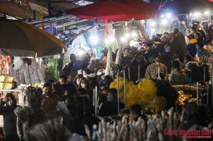 Vào những ngày này, lực lượng chức năng cũng thường xuyên phát loa cảnh báo người dân cẩn thận với nạn móc túi, xe công an phường cũng thường xuyên tuần tra, nhắc nhở các phương tiện dừng đỗ trái phép...