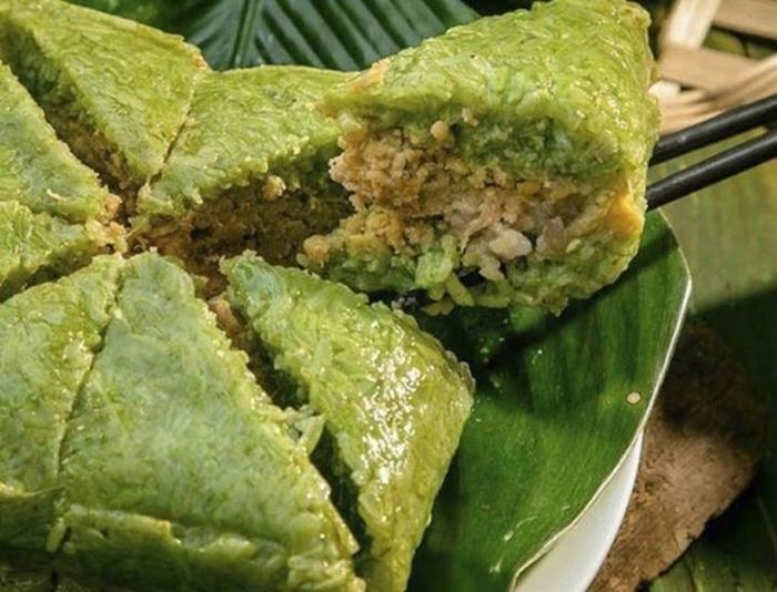 Nên ăn ít bánh chưng hoặc ăn miếng nhỏ. (Ảnh minh họa)