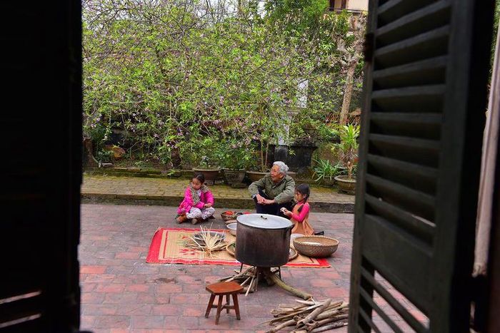 Trẻ con trong làng cũng rất thích nghe những câu chuyện khi ông, bà chuẩn bị gói bánh chưng...