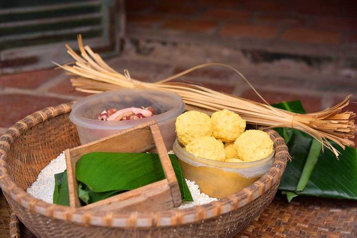 Gạo nếp, đậu xanh, thịt lợn cùng những chiếc lá dong màu xanh mướt