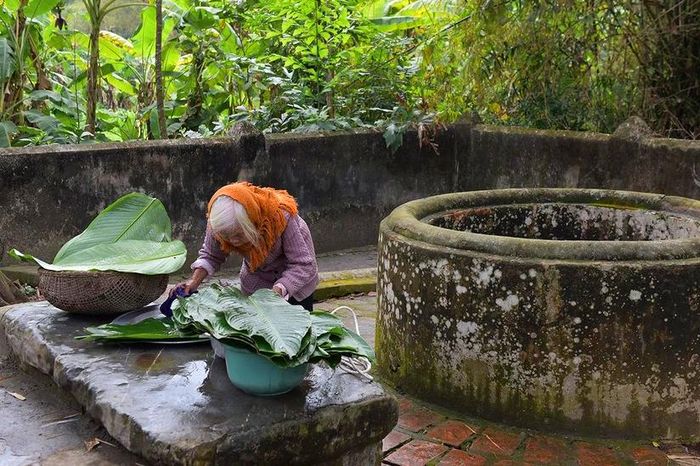 Giếng làng thường là nơi để người dân ra lấy nước, rửa lá, vo gạo, đãi đỗ…