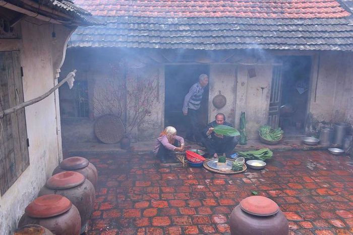 Giữa tiết trời se lạnh những ngày cận Tết, ngọn lửa quện với mùi thơm của lá dong khiến mỗi người dân nơi đây cảm thấy rất đỗi thân quen