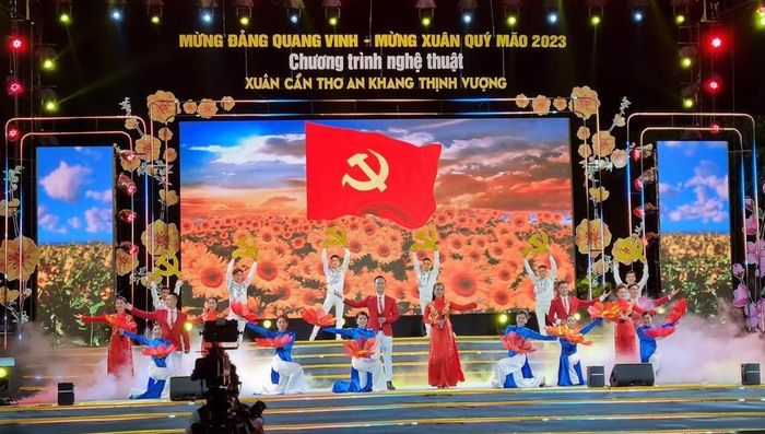 Tại Cần Thơ, các tiết mục mừng Đảng - mừng Xuân chào đón năm mới tại chương trình nghệ thuật TP Cần Thơ. Ảnh: Tô Thắm