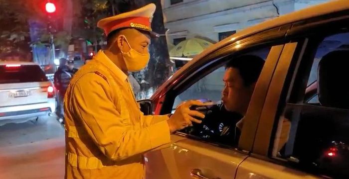 Tại nút giao Lý Thái Tổ giao - Trần Nguyên Hãn, tổ Y1/141 lập chốt kiểm tra nồng độ cồn của lái xe. Chỉ huy tổ Y1/141 cho biết, hôm nay lực lượng sẽ làm qua giao thừa, tập trung kiểm tra, xử lý vi phạm nồng độ cồn, không đội mũ bảo hiểm, chở quá số người quy định.