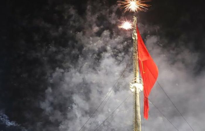 Vào 22h, tỉnh Thừa Thiên Huế bắn 9 phút pháo hoa tầm thấp. Theo kế hoạch, 24h, địa phương sẽ bắn 15 phút pháo tầm cao trên 150 m. Ảnh: Võ Thạnh