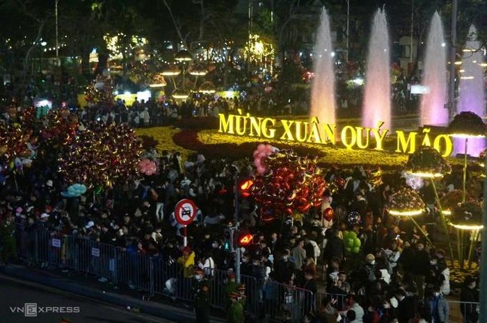 Tại Hải Phòng, hàng nghìn người đến trước khu vực trước Nhà hát lớn. Ảnh: Lê Tân