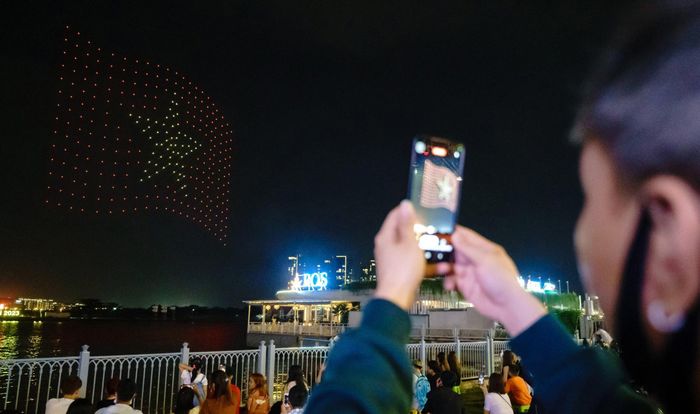 TP.HCM trình diễn Drone show trên bầu trời khu đô thị mới Thủ Thiêm (TP Thủ Đức). Ảnh: Chí Hùng