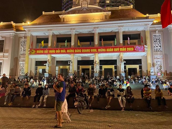 Người dân TP Nha Trang tập trung về quảng trường 2 tháng 4 chờ đón Giao thừa. Năm nay địa phương tổ chức bắn pháo hoa tầm thấp vào lúc 0 giờ với thời lượng 15 phút. Ảnh: Trung Nhân