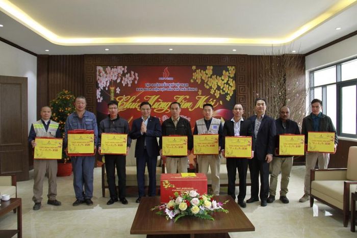 Tổng giám đốc Petrovietnam Lê Mạnh Hùng tặng quà Tết cho các nhà thầu vận hành NMNĐ Thái Bình 2.