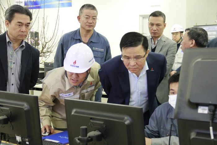 Tổng giám đốc Petrovietnam Lê Mạnh Hùng kiểm tra thông số vận hành Tổ máy số 1 NMNĐ Thái Bình 2.