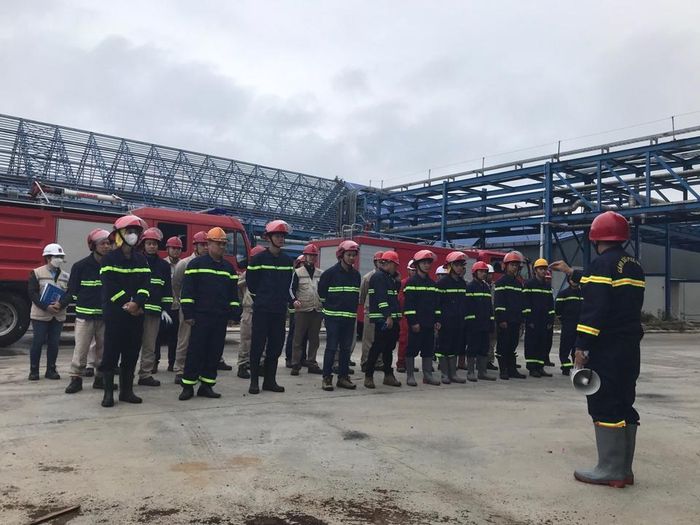 Lực lượng Cảnh sát PCCC tỉnh Thái Bình hướng dẫn điều lệnh cách xử lý đám cháy cho lực lượng PCCC tại chỗ của NMNĐ Thái Bình 2.