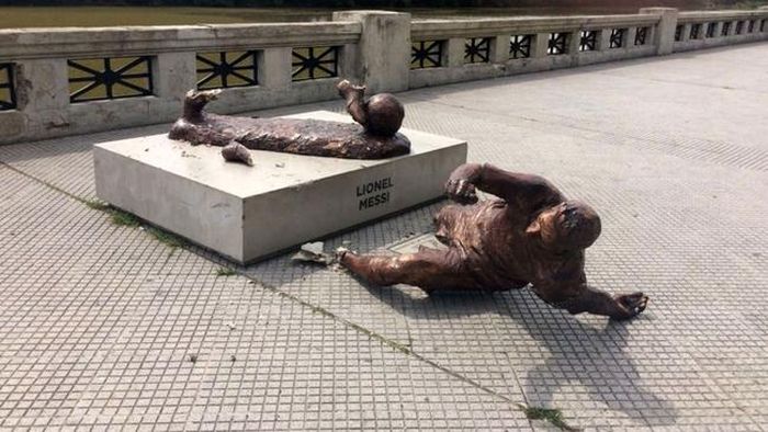 Năm 2017, tại quảng trường Paseo de la Gloria, Buenos Aires, các CĐV đập vỡ bức tượng Messi lần thứ hai