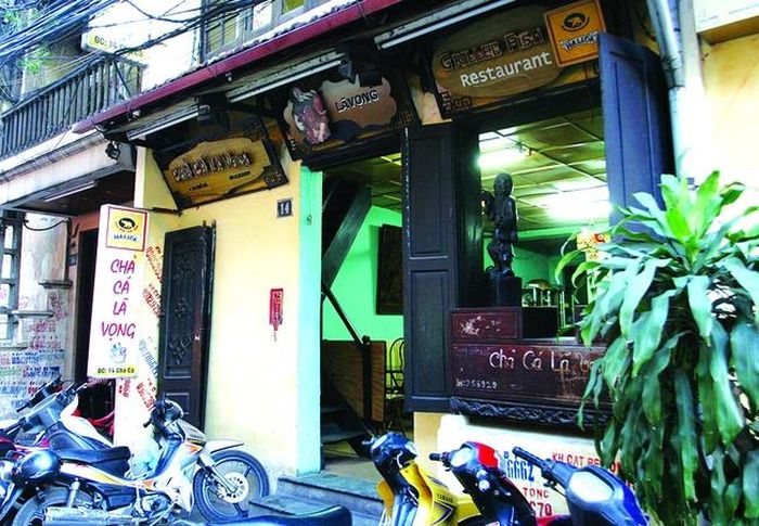 Nhà hàng Chả cá Lã Võng ở số 14 phố Chả Cá. Ảnh: Ngọc Thắng