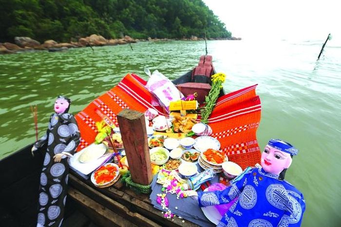 Mâm cúng vàng mã của các ngư dân miền Trung trước khi ra khơi