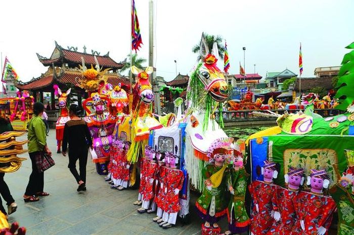 Các sản phẩm vàng mã tại một lễ hội truyền thống