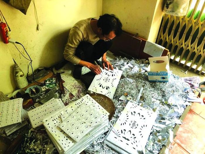 Các nghệ nhân trổ giấy khi làm vàng mã