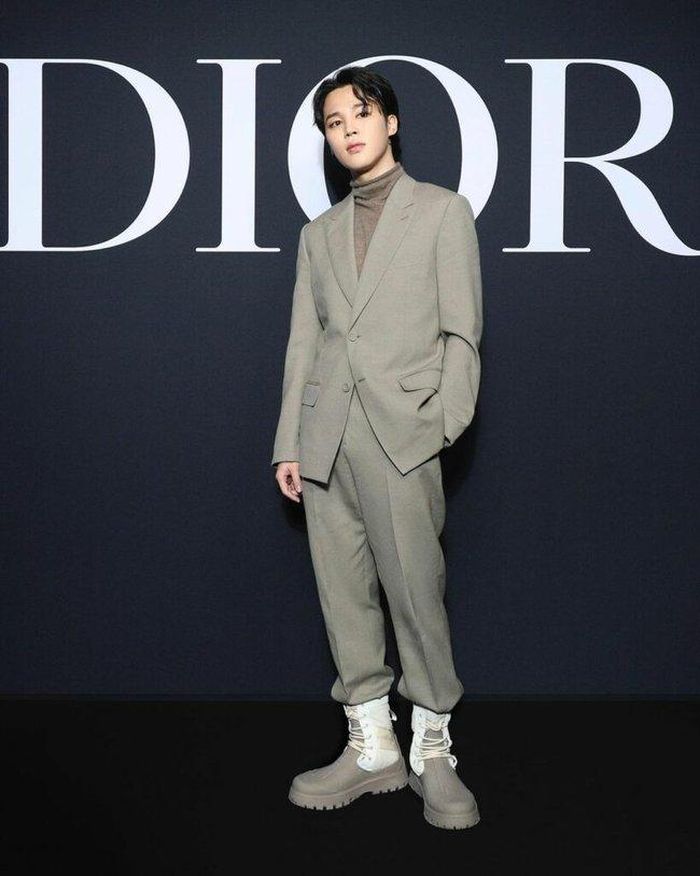Tổng thể, Jimin xuất hiện tại sự kiện trong bộ vest tông màu ghi và giày boot cùng màu, tạo vẻ thanh lịch hiện đại