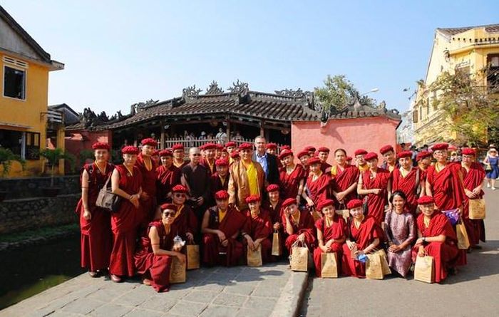 Tác phẩm: Đức Gyalwang Drukpa và Tăng đoàn Truyền thừa Drukpa thăm Hội An, năm 2019