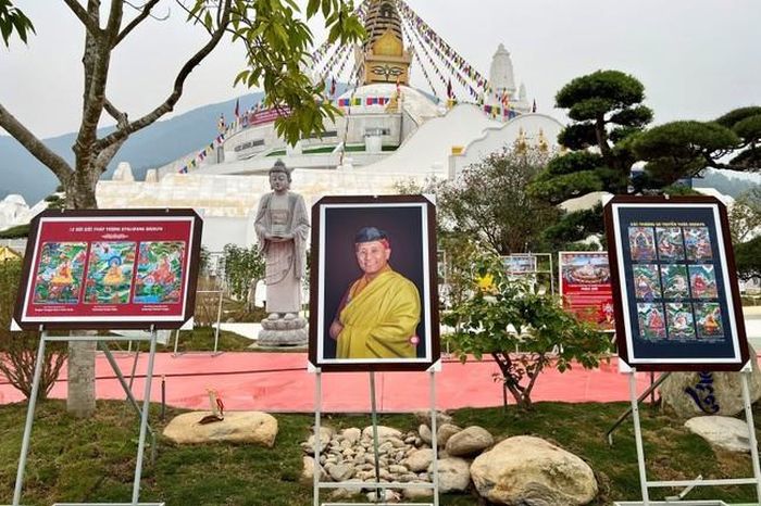 Ảnh chân dung Đức Gyalwang Drukpa bày tại triển lãm