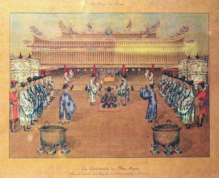 Lễ phục mạng (tức lễ báo công) trước sân điện Cần Chánh. (Ảnh: Trung tâm Lưu trữ quốc gia I sưu tầm)