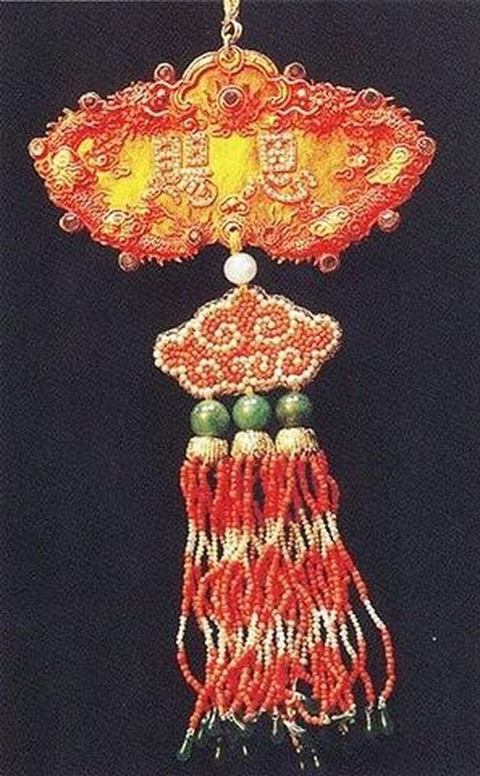 Kim khánh dùng để thưởng cho người có công. (Ảnh: Trung tâm Lưu trữ quốc gia I sưu tầm)