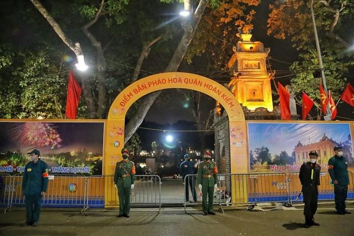 Trận địa pháo hoa bên hồ Hoàn Kiếm đã sẵn sàng khai hỏa.