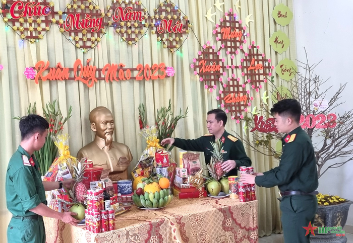 Cán bộ, chiến sĩ Tiểu đoàn 906 trang trí bàn thờ Tổ quốc đón xuân.