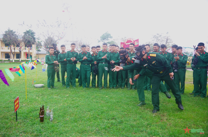 Ném vòng cổ chai, tung bóng vào chậu.