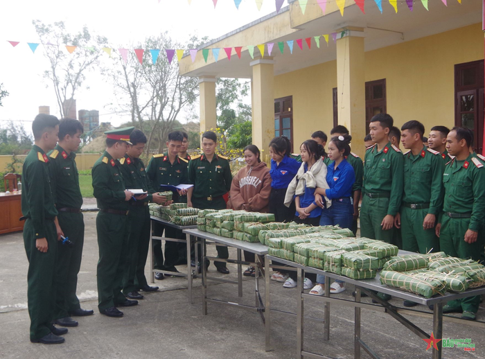 Ban giám khảo chấm sản phẩm của các đội.