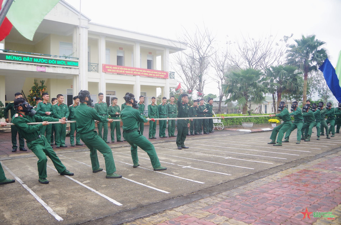 Sôi nổi trò chơi kéo co.