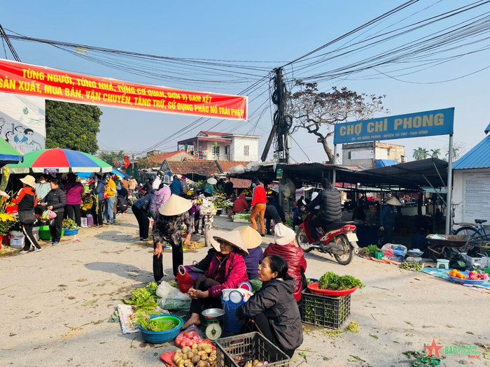 Chợ Tết tấp nập kẻ bán, người mua. 