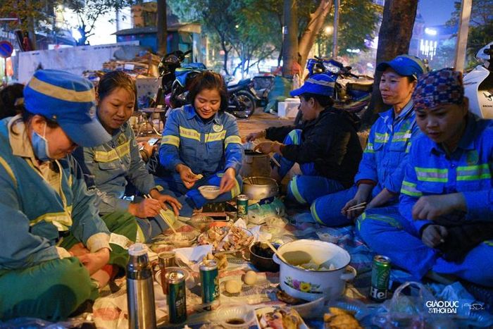Càng gần Tết, khối lượng rác phải thu gom càng nhiều. Thế nhưng, những người công nhân môi trường vẫn ngày đêm bám đường, giữ nụ cười lạc quan.