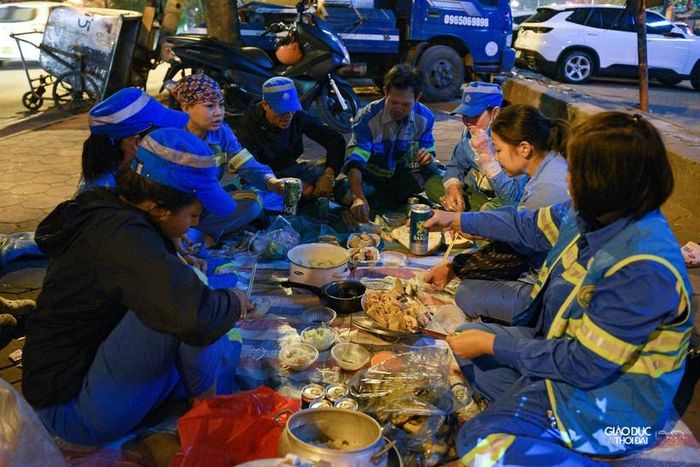 Trong bữa cơm đặc biệt dịp cuối năm, những người công nhân trên mình khoác bộ áo xanh, chia sẻ với nhau những câu chuyện vui buồn trong cuộc sống.