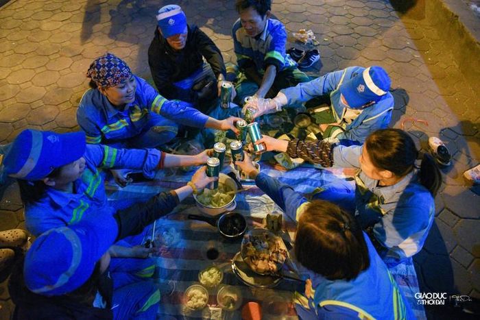 Sau bữa cơm chóng vánh này, tất cả sẽ tiếp tục tỏa đi trên các con đường để làm nhiệm vụ.