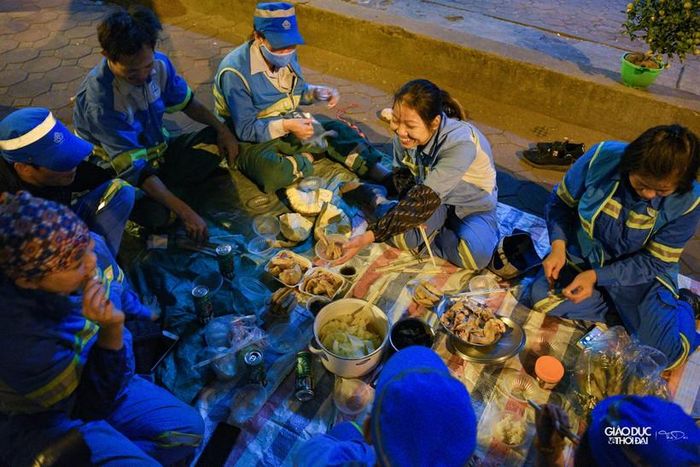 Vừa chia bát cho đồng nghiệp, chị vừa kể: "Buổi tối nay, đang đi gõ rác thì tôi được một bà cụ chạy ra dúi cho trái mít đã chín. Thế là có đồ 'góp' cùng anh em".