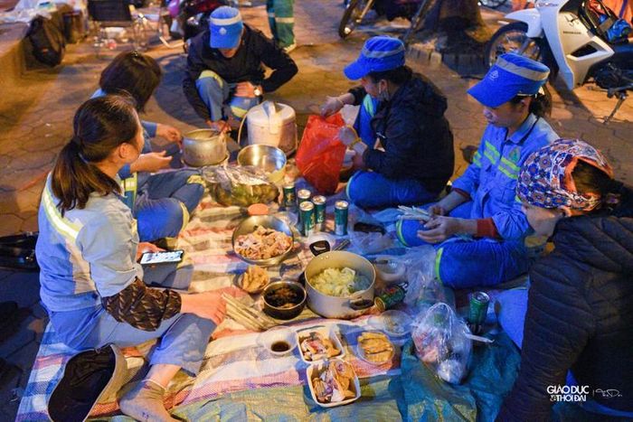 Những món ăn mang nặng nghĩa tình cũng được dọn lên.