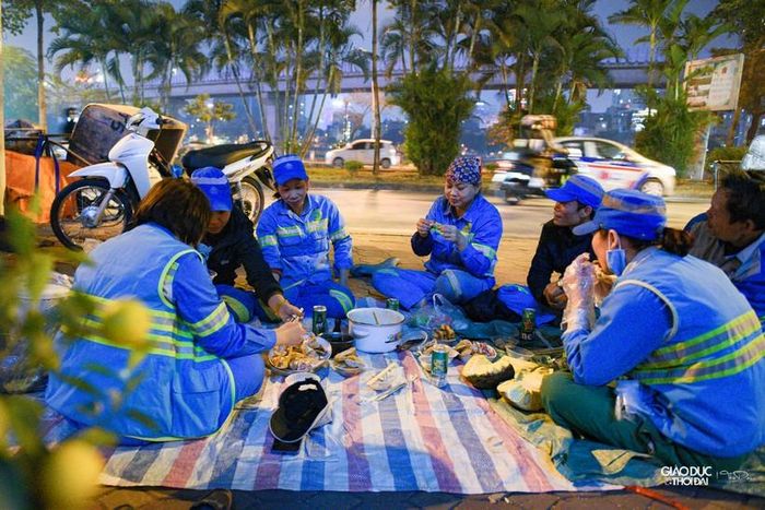 Tổ môi trường 5 có 25 thành viên thì 17 trong số đó là các anh, chị em người ngoại tỉnh. Nhiều năm qua, thay vì về nhà sum vầy cùng gia đình, những người như Ngọc Anh (Hải Dương), Cao Thị Hè (Thanh Hóa)... sẵn sàng ở lại Thủ đô để giữ cho Hà Nội luôn sáng, xanh, sạch, đẹp.
