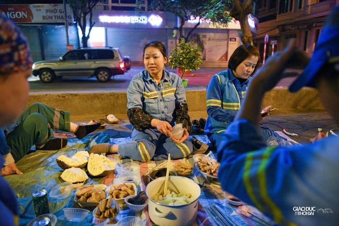 Chị Cao Thị Hè là công nhân Tổ môi trường 5 đã có hơn 10 năm không về quê nhà Thanh Hóa đón Tết. Năm nào, chị cũng ở lại Hà Nội để làm việc.